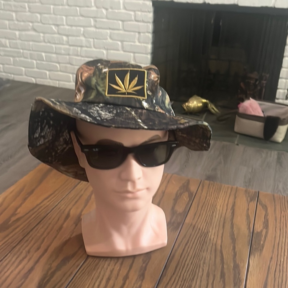 Mens cool bucket hat with 🍃 design